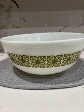 Vintage Pyrex verde 4 quart Bowl with Olive Green Floral Band